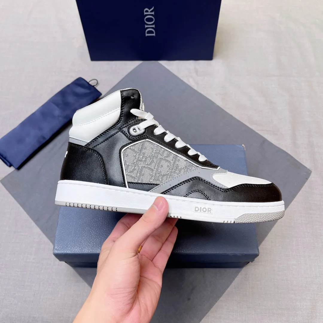p440 "Dio*" mid-top B27 casual sneakers. This B27 high-top sneaker is a new product in the series and continues Di*r's classic style. Crafted from gray and white smooth calf leather with beige and black Oblique print panels on the sides. The "CD Icon" shaped shoelace eyelets are clever and delicate, and the two-color rubber sole, rear collar and heel are all equipped with the brand's iconic details to enhance the style. Oblique printed straps at the ankle allow for an adjustable fit to complement the overall design. Fashionable and versatile, it can complement any look. Create an exquisite design with unique dynamic vitality and modern atmosphere, presented in low-top and high-top styles. This new must-have shoe adds a new dimension to Dior's archive heritage, embodying modern elegance. Purchase the original version and make it 1:1. If you need top quality, please come to me! Male 38-44! No. 067